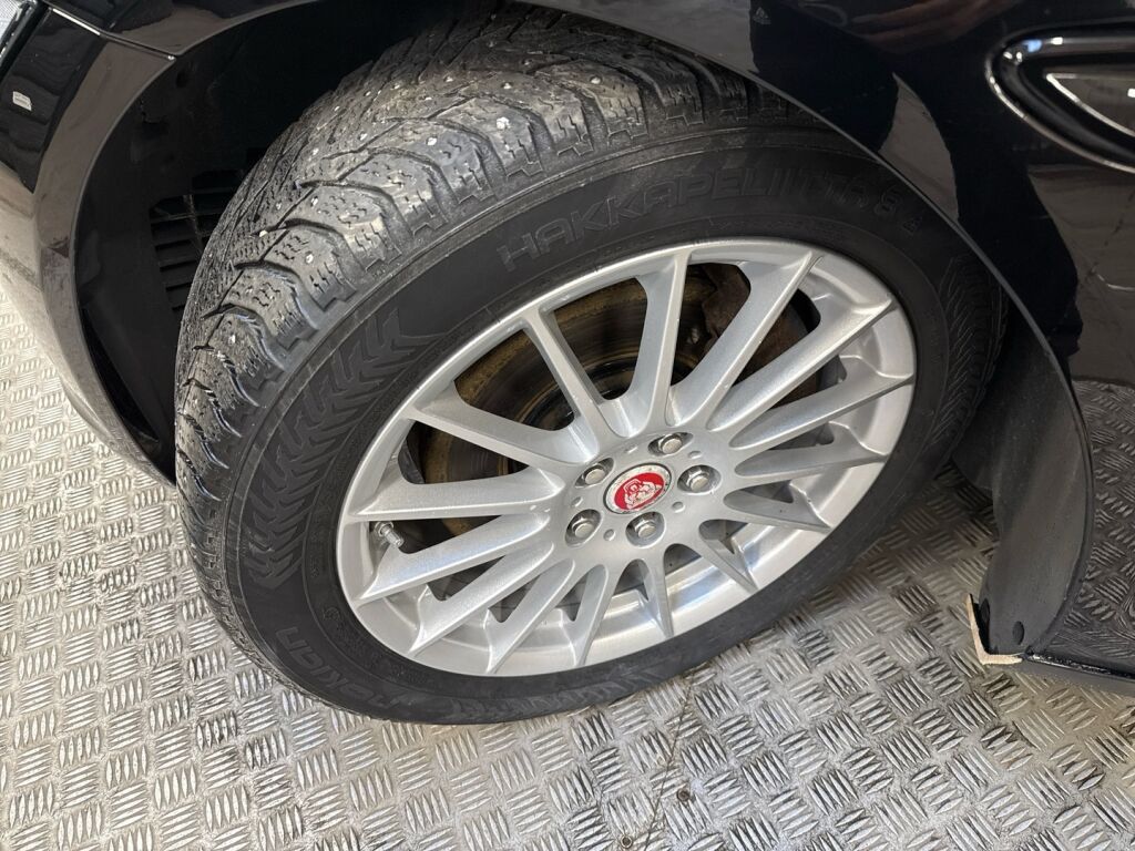 Jaguar XE 2016 Musta