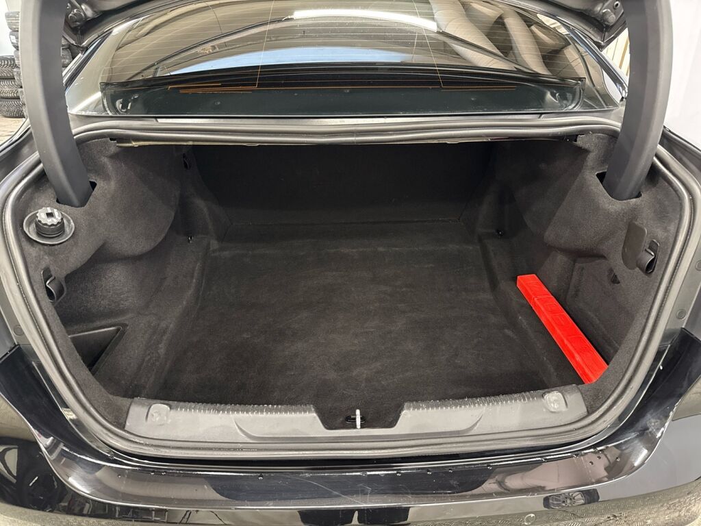 Jaguar XE 2016 Musta