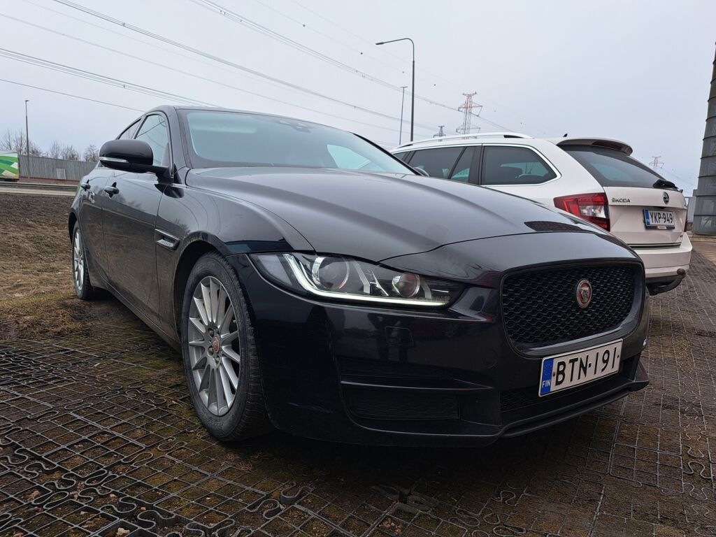 Jaguar XE 2016 Musta