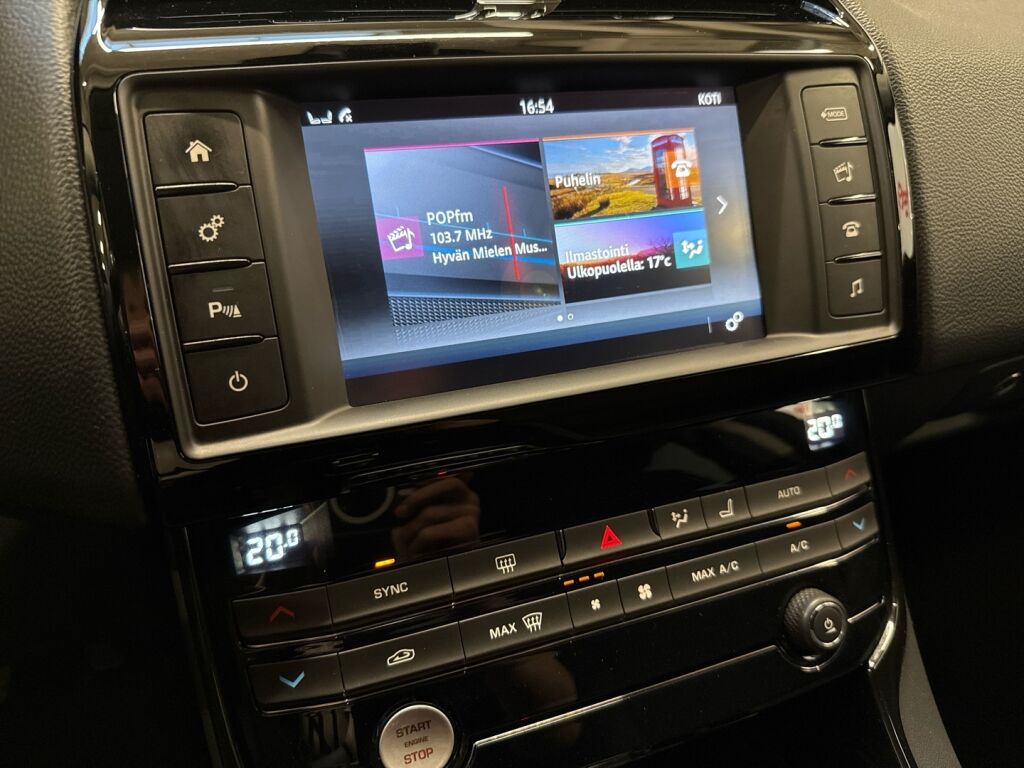 Jaguar XE 2016 Musta