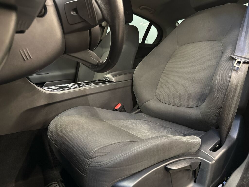 Jaguar XE 2016 Musta