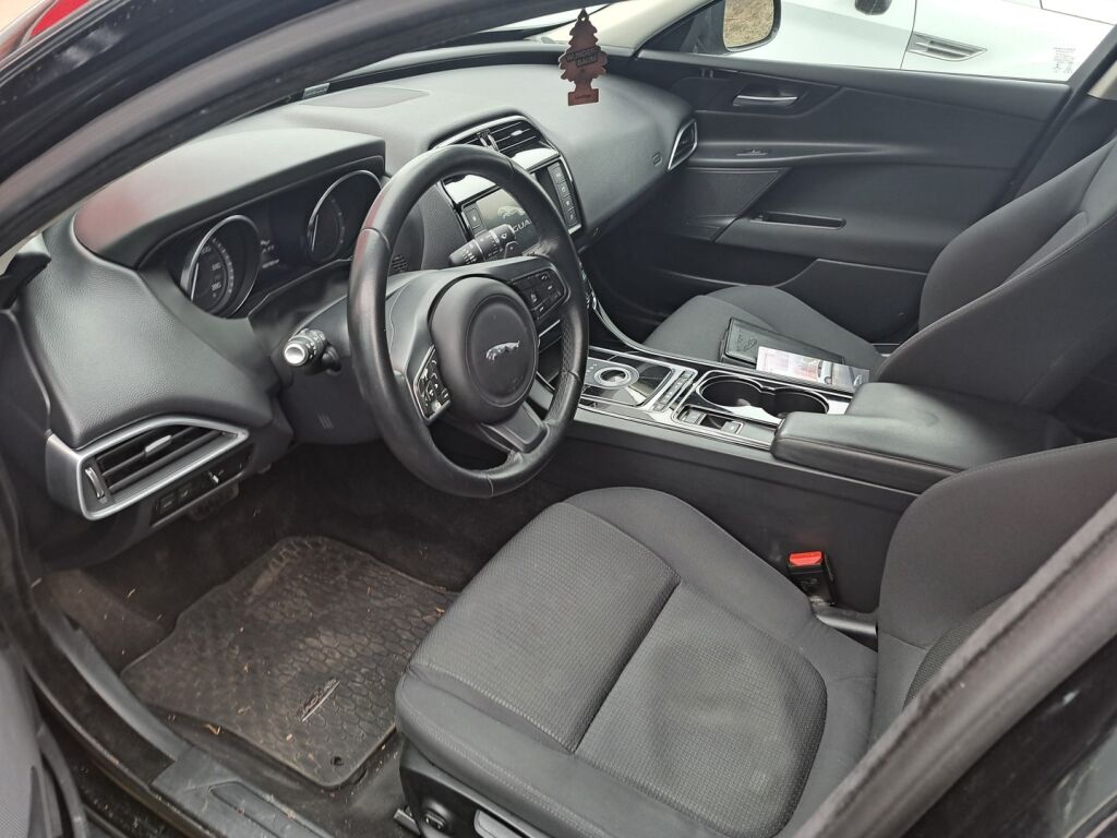 Jaguar XE 2016 Musta