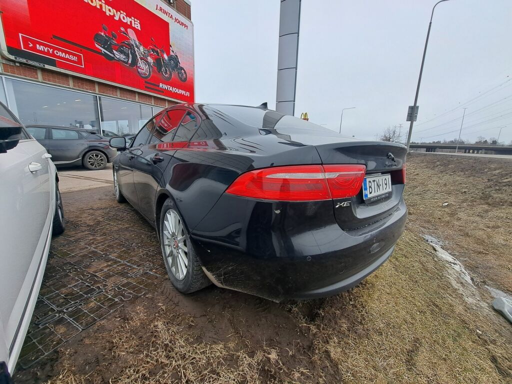 Jaguar XE 2016 Musta