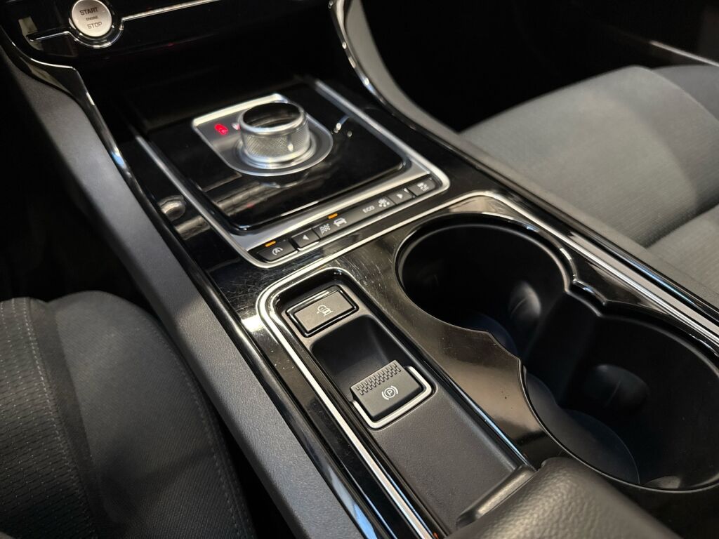 Jaguar XE 2016 Musta