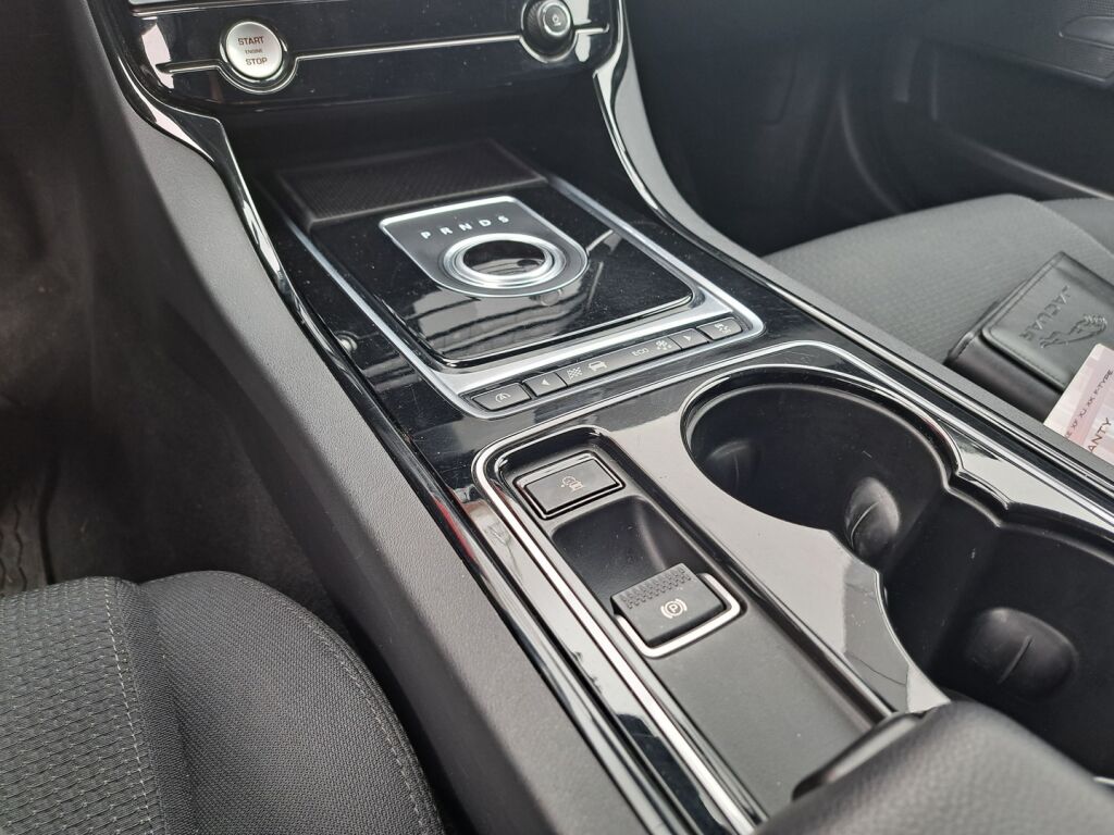 Jaguar XE 2016 Musta