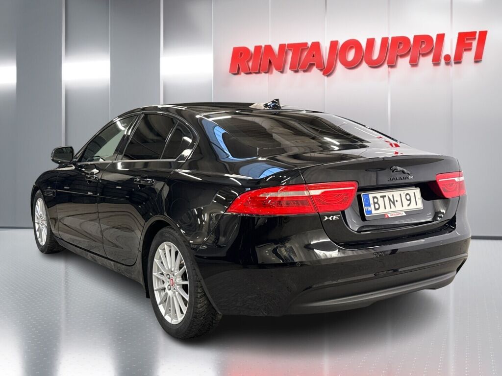 Jaguar XE 2016 Musta