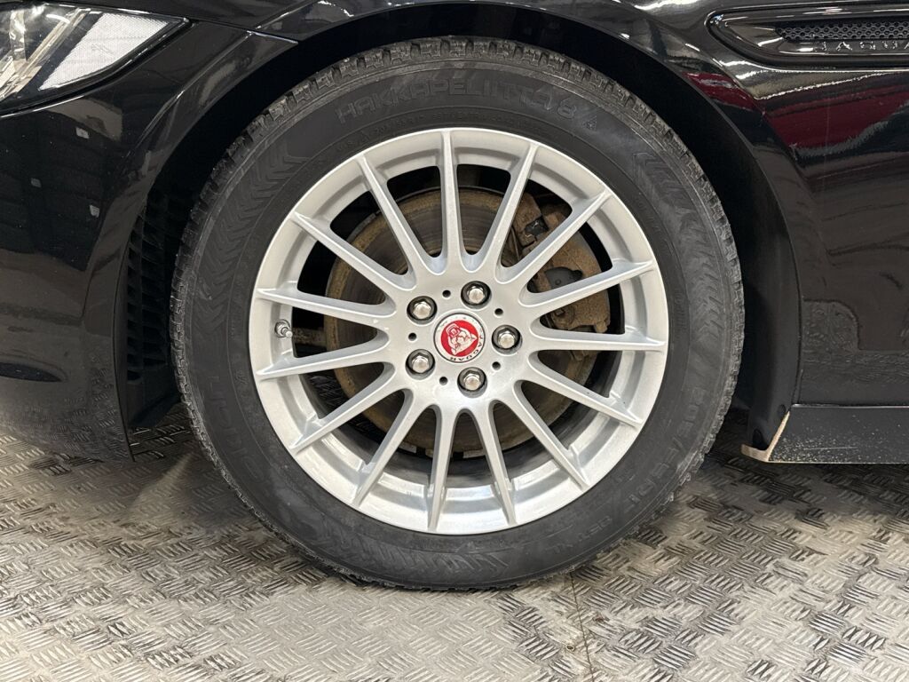 Jaguar XE 2016 Musta