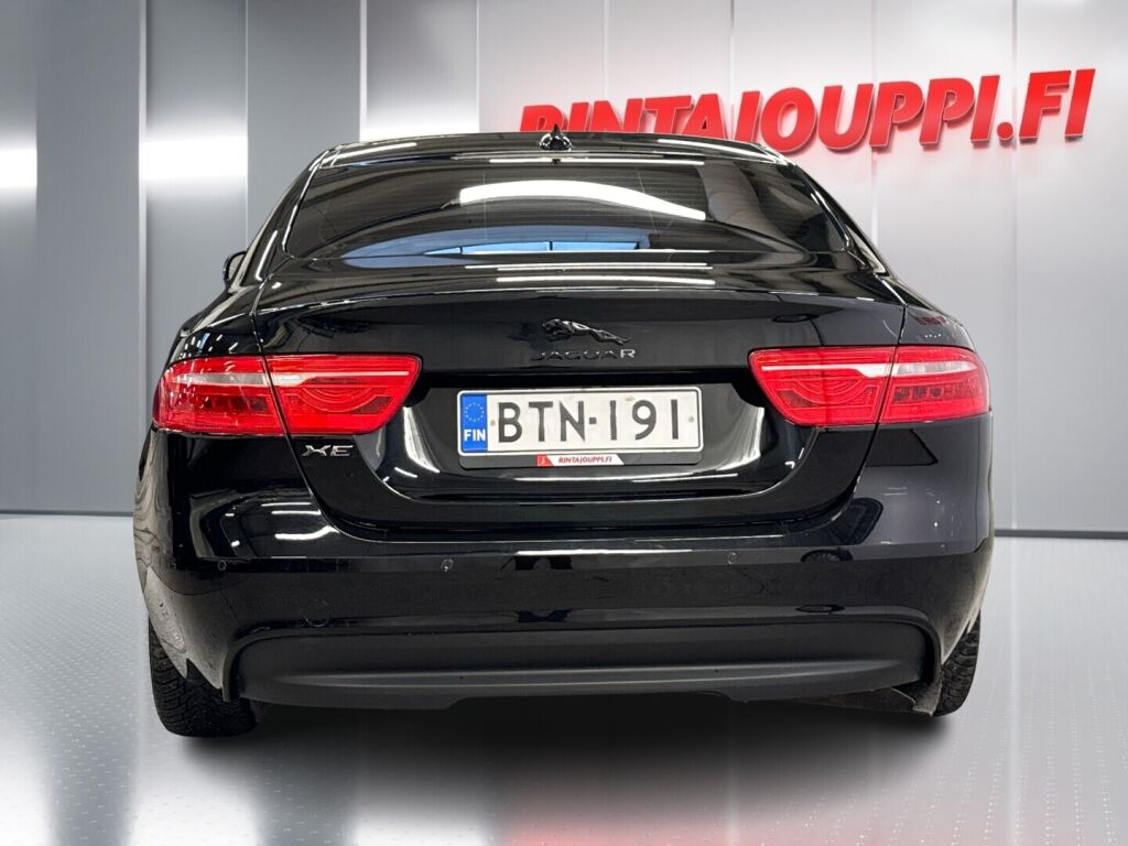Jaguar XE 2016 Musta