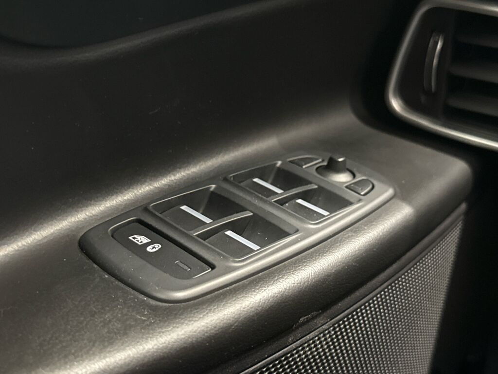 Jaguar XE 2016 Musta