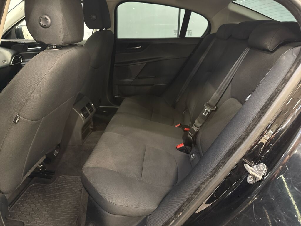 Jaguar XE 2016 Musta