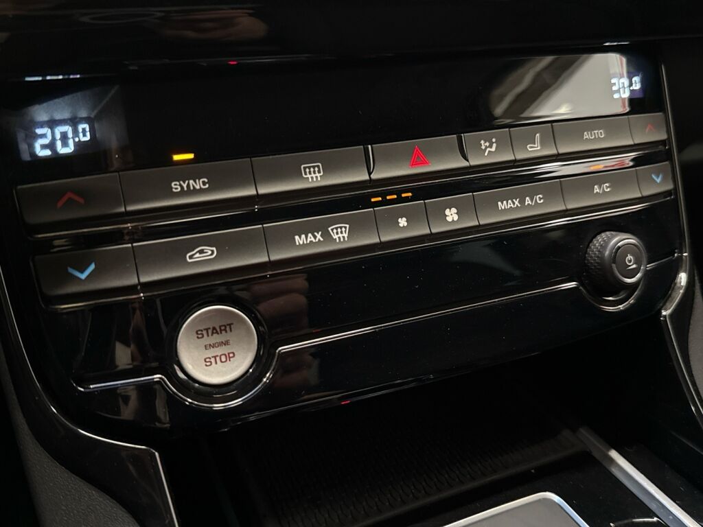 Jaguar XE 2016 Musta