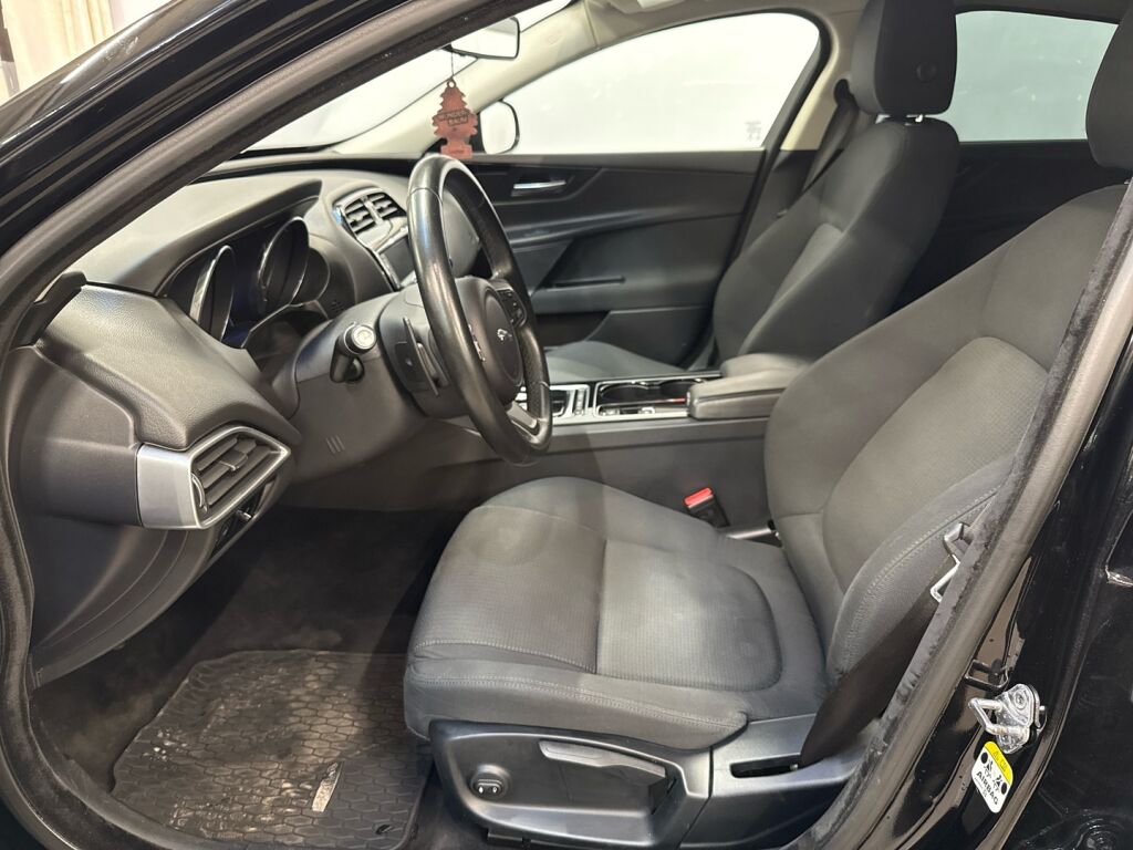 Jaguar XE 2016 Musta