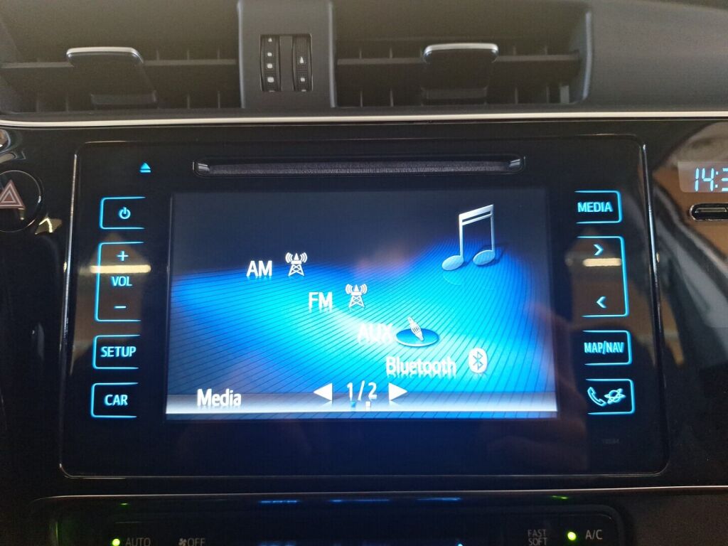 Toyota Auris 2015 Ruskea (beige)