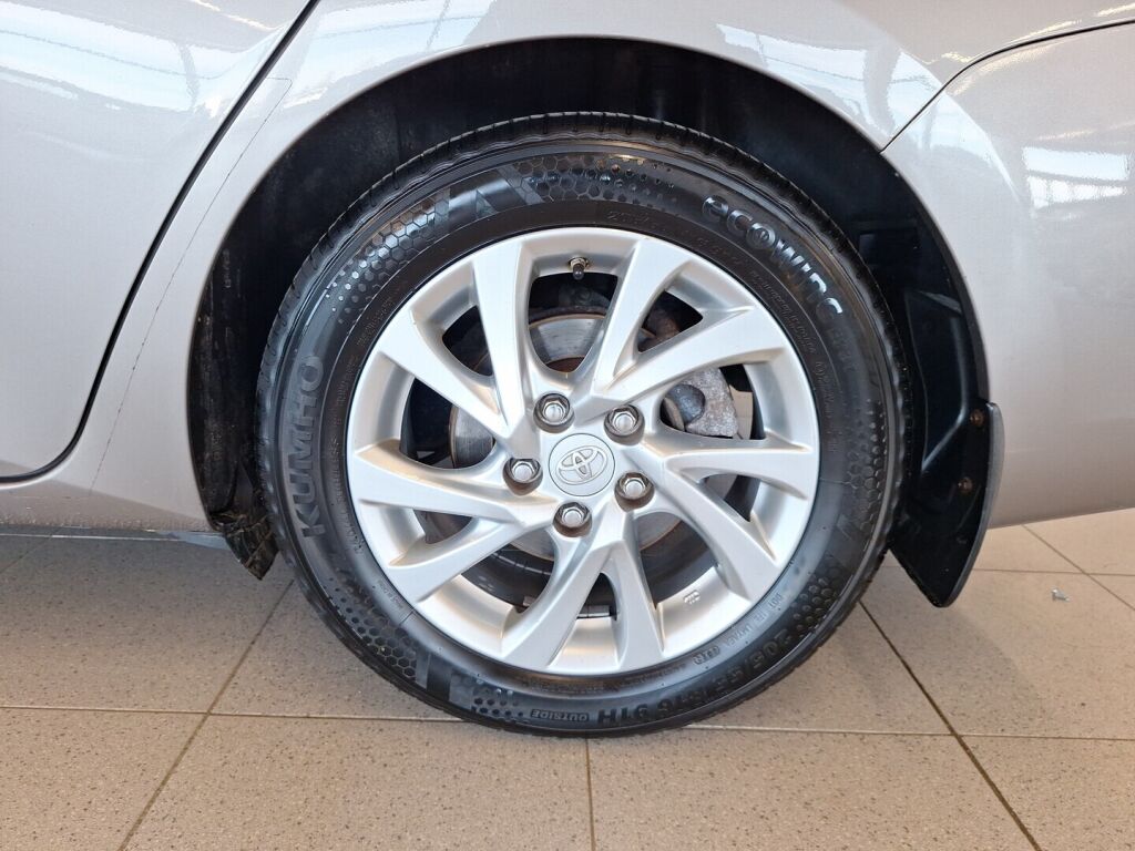 Toyota Auris 2015 Ruskea (beige)