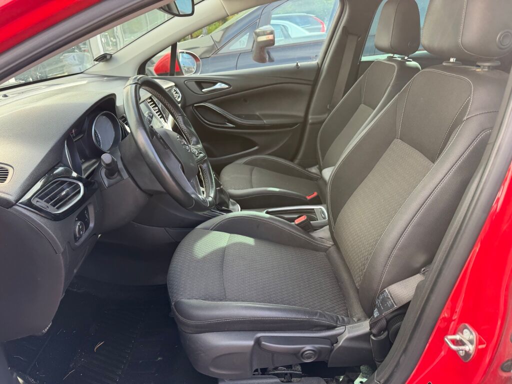 Opel Astra 2015 Punainen