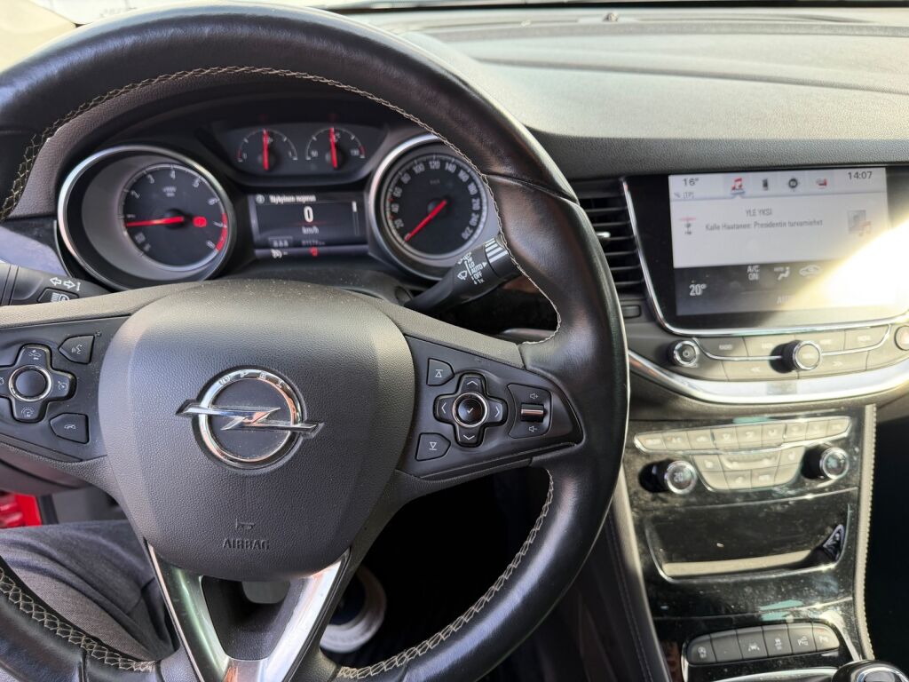 Opel Astra 2015 Punainen