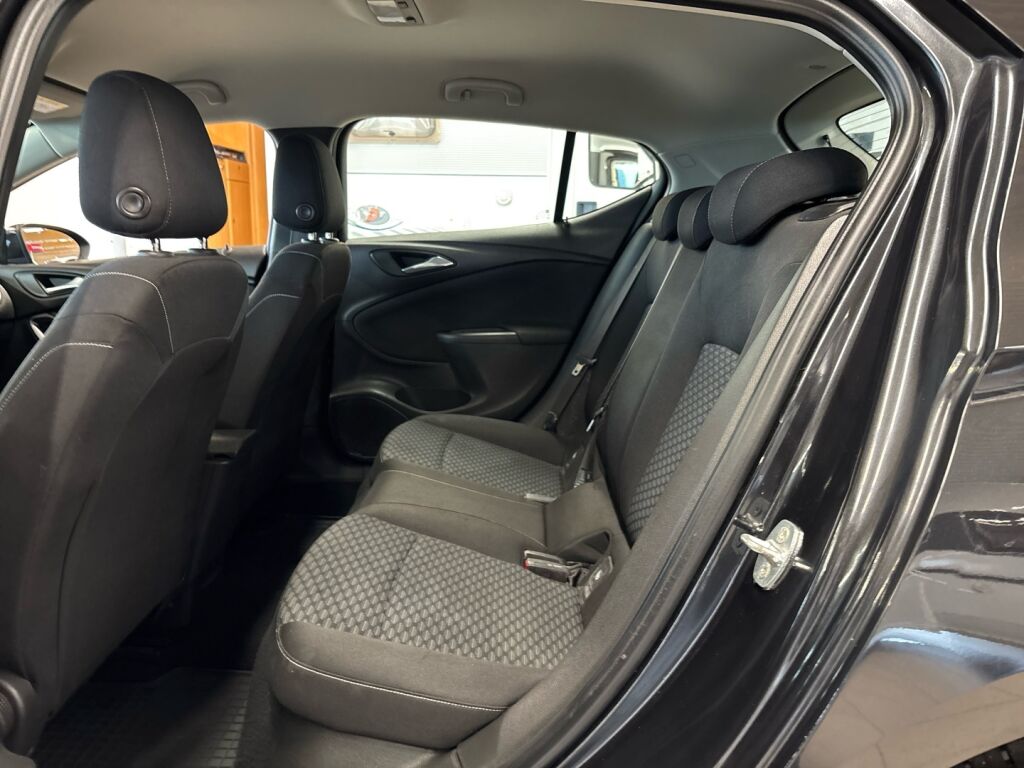 Opel Astra 2016 Musta