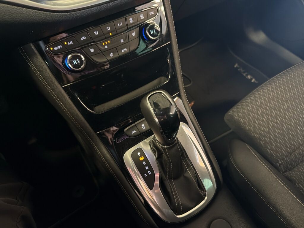 Opel Astra 2017 Punainen