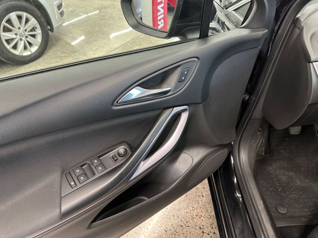 Opel Astra 2017 Musta