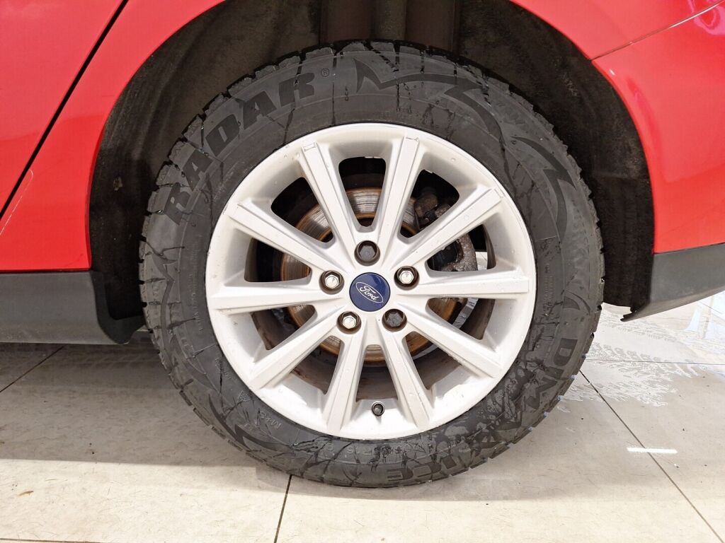 Ford Focus 2016 Punainen