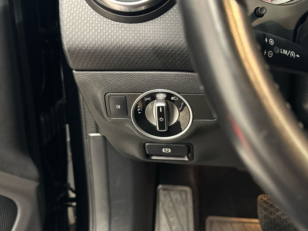 Mercedes-Benz A 2015 Musta