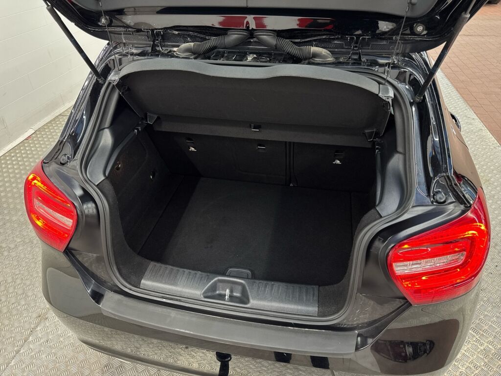 Mercedes-Benz A 2015 Musta