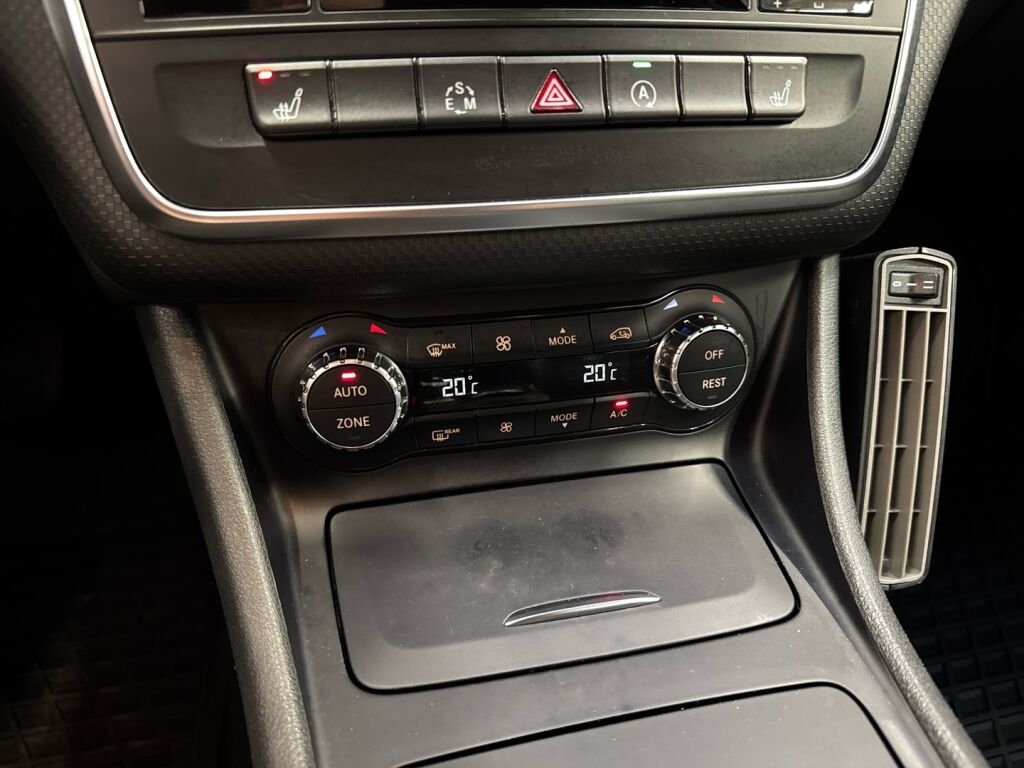 Mercedes-Benz A 2015 Musta