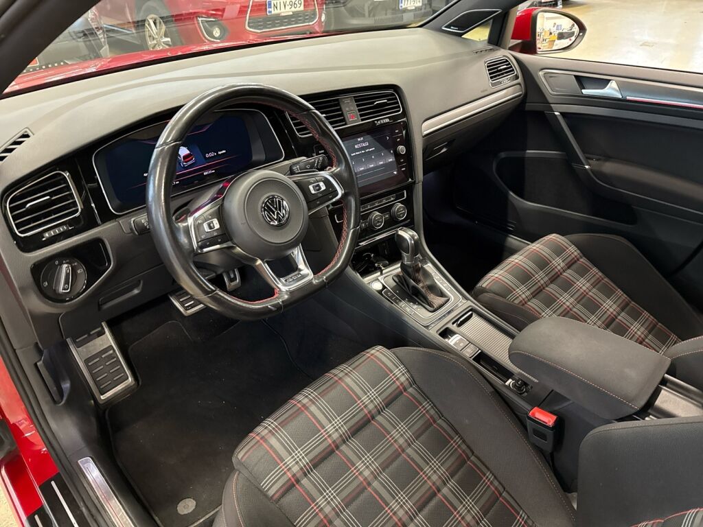 Volkswagen Golf 2017 Punainen