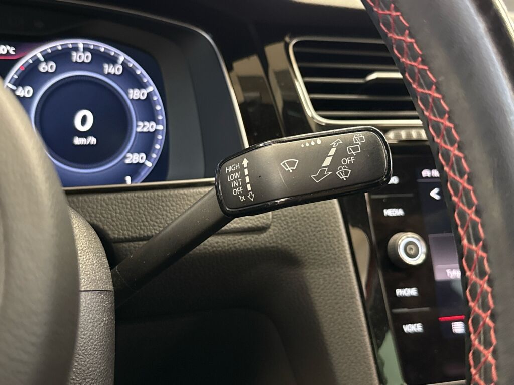 Volkswagen Golf 2017 Punainen