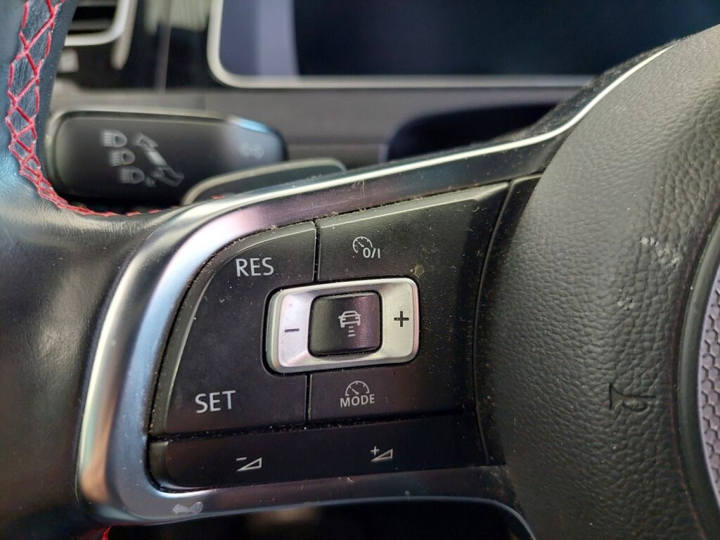 Volkswagen Golf 2017 Punainen