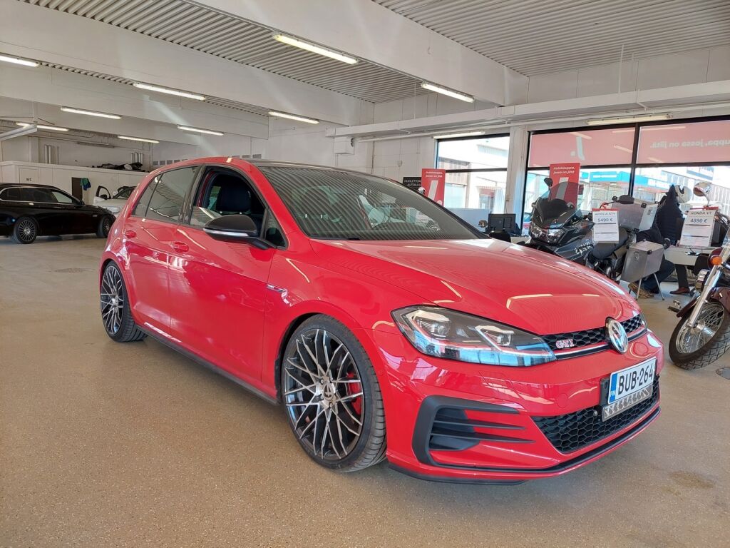 Volkswagen Golf 2017 Punainen