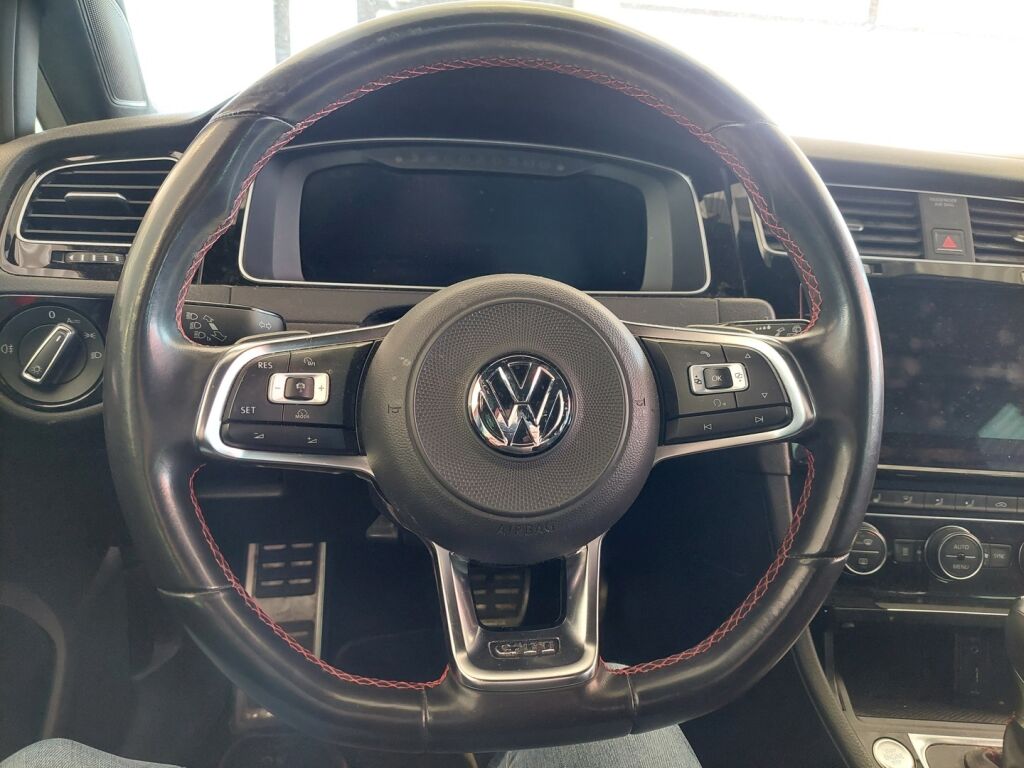 Volkswagen Golf 2017 Punainen