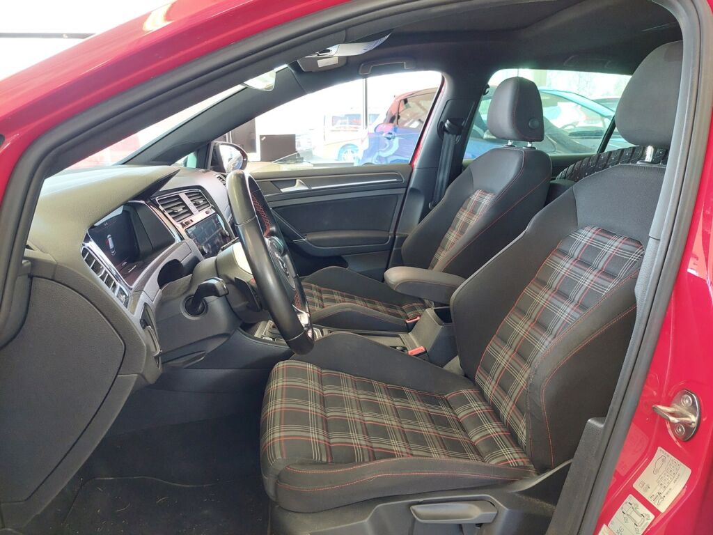 Volkswagen Golf 2017 Punainen