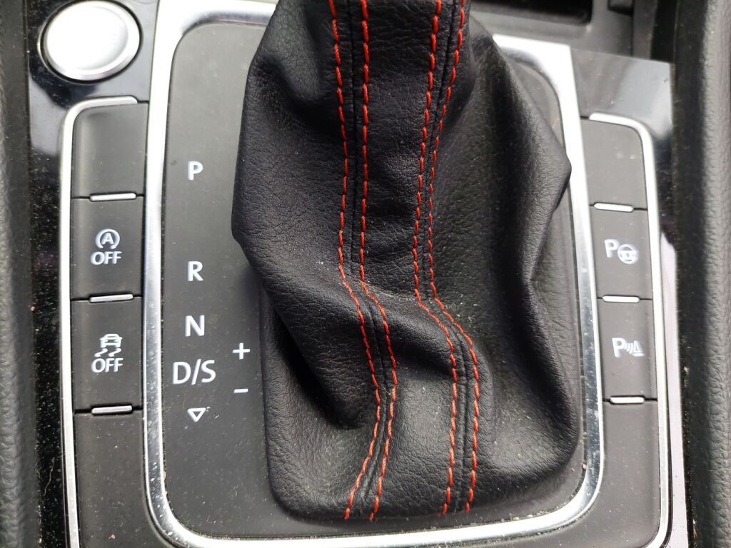 Volkswagen Golf 2017 Punainen