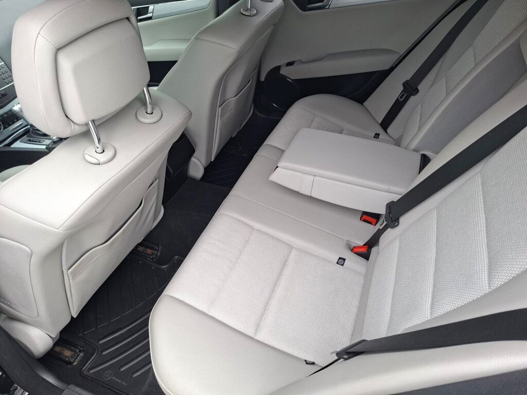 Mercedes-Benz C 2011 Musta