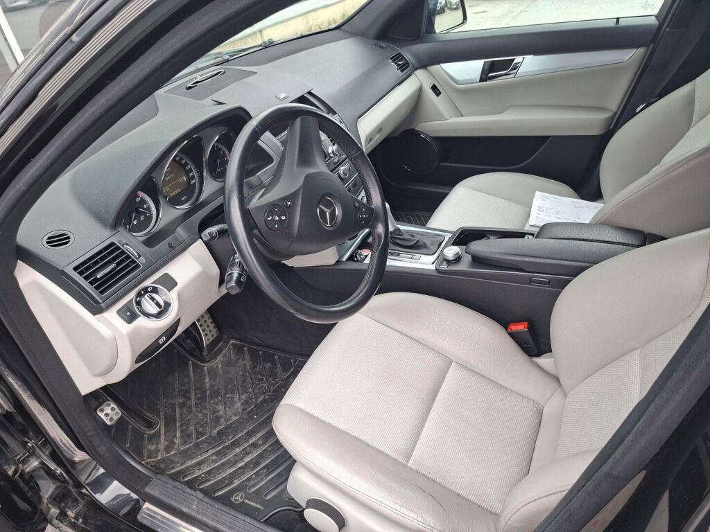 Mercedes-Benz C 2011 Musta