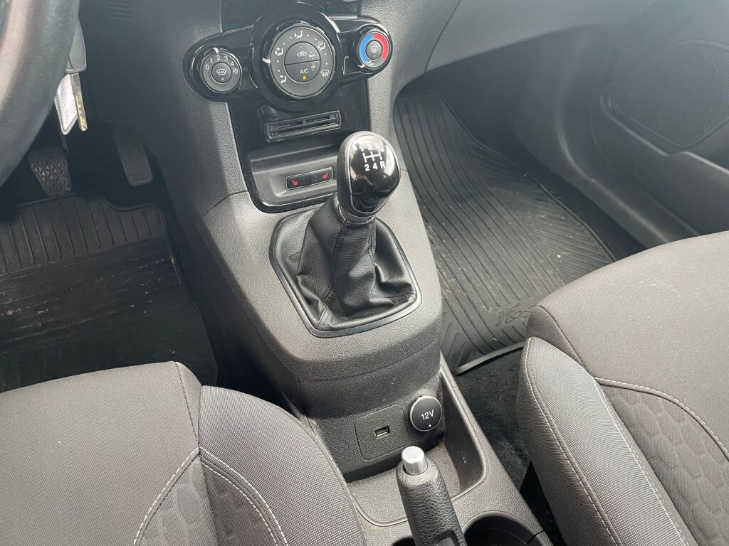 Ford Fiesta Van 2017 Valkoinen