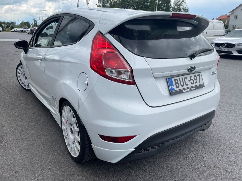 Ford Fiesta Van 2017 Valkoinen