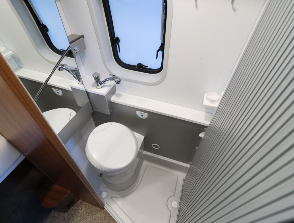 Adria TWIN 600 SP PLATINUM 2017 Harmaa