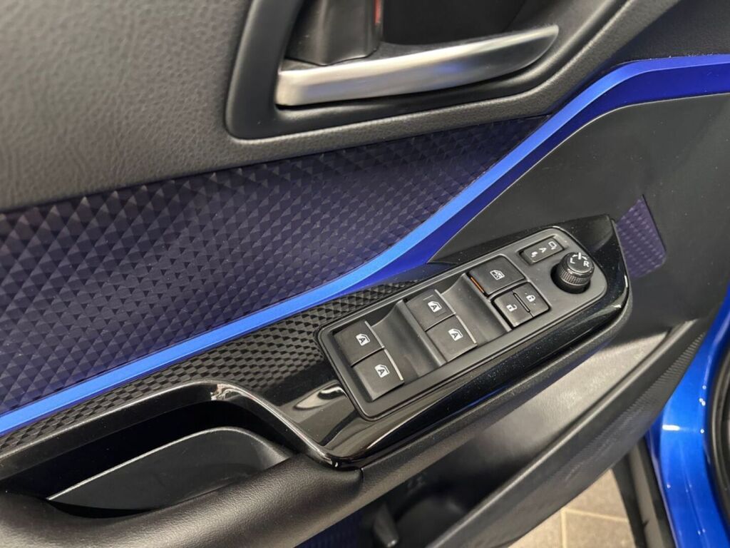 Toyota C-HR 2017 Sininen