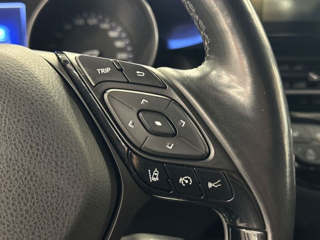 Toyota C-HR 2017 Sininen