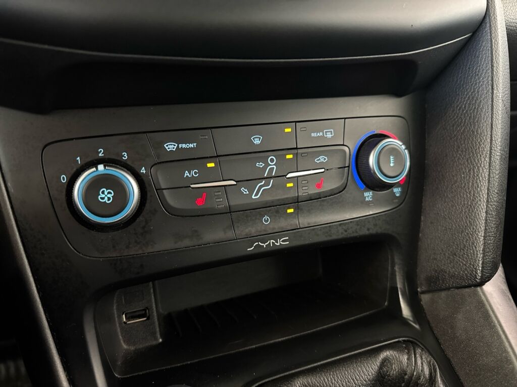 Ford Focus 2015 Musta