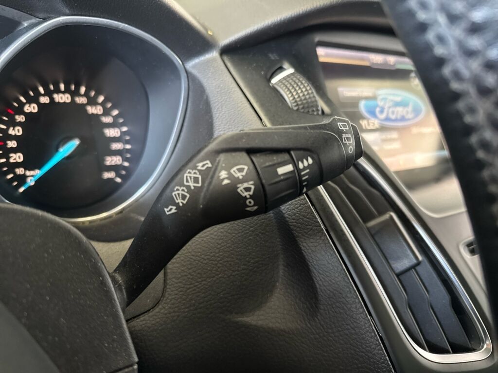 Ford Focus 2015 Musta