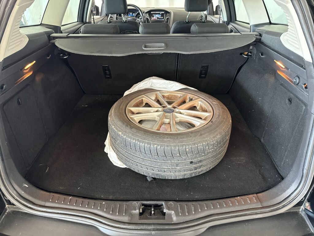 Ford Focus 2015 Musta