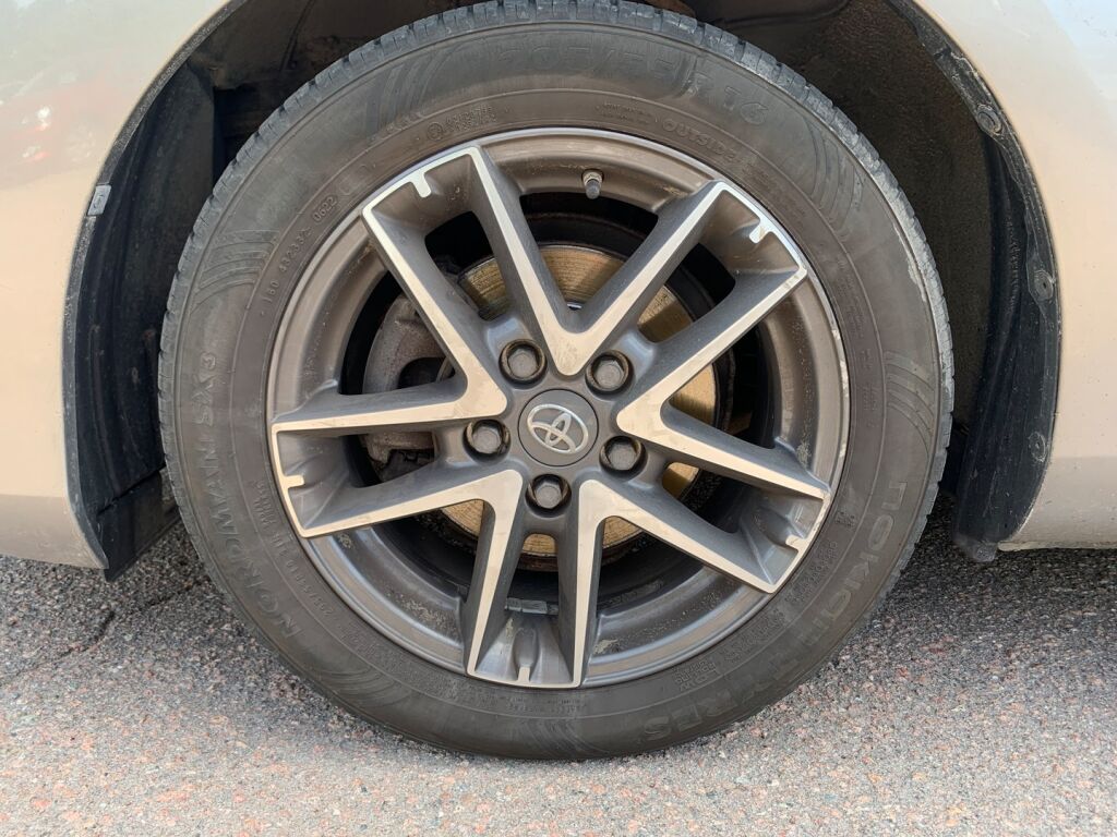Toyota Auris 2015 Ruskea (beige)