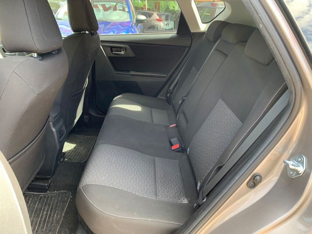 Toyota Auris 2015 Ruskea (beige)