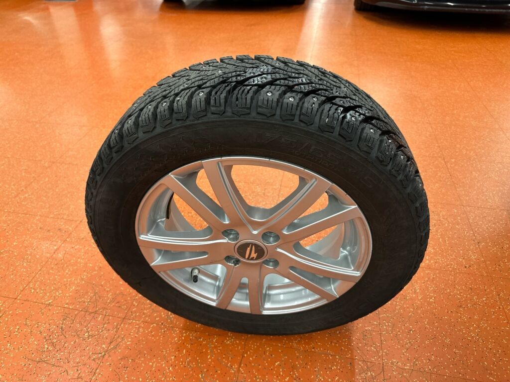 Toyota Yaris 2015 Punainen