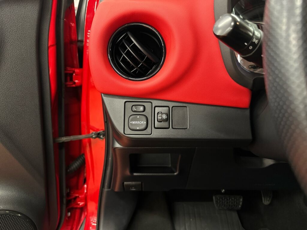 Toyota Yaris 2015 Punainen