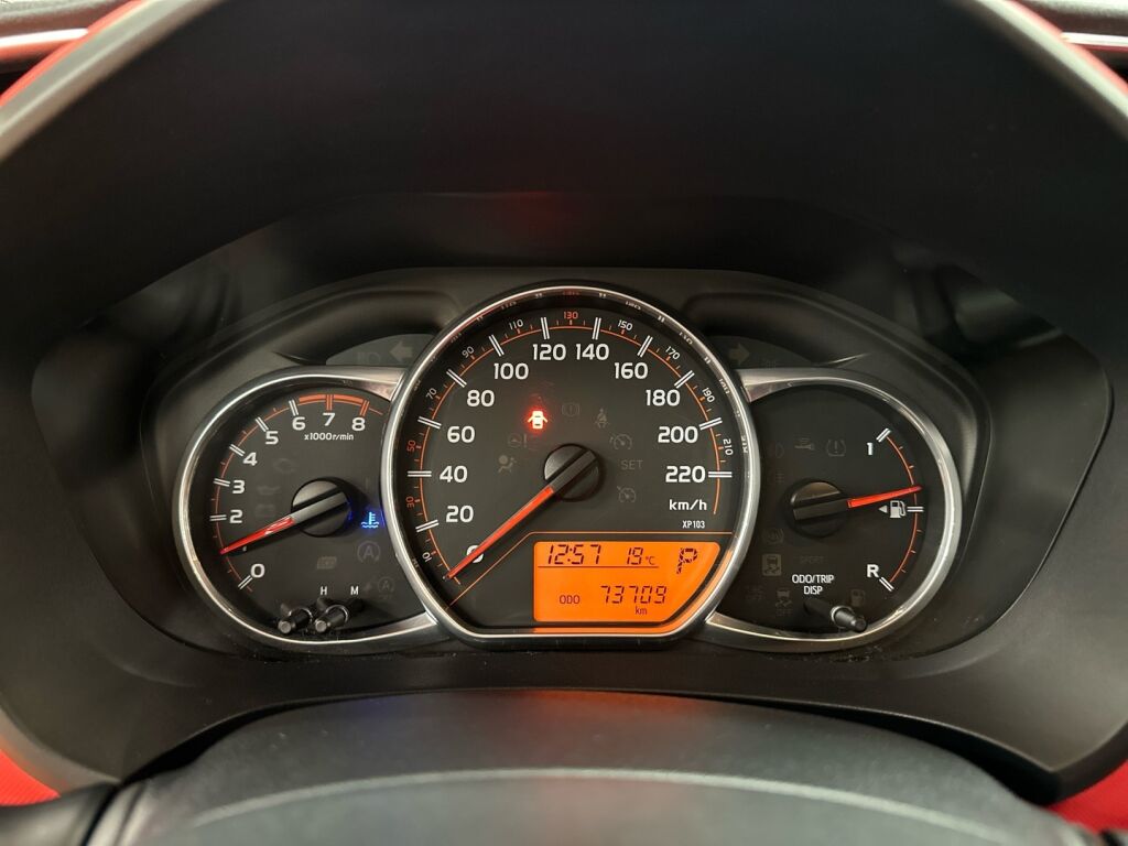 Toyota Yaris 2015 Punainen