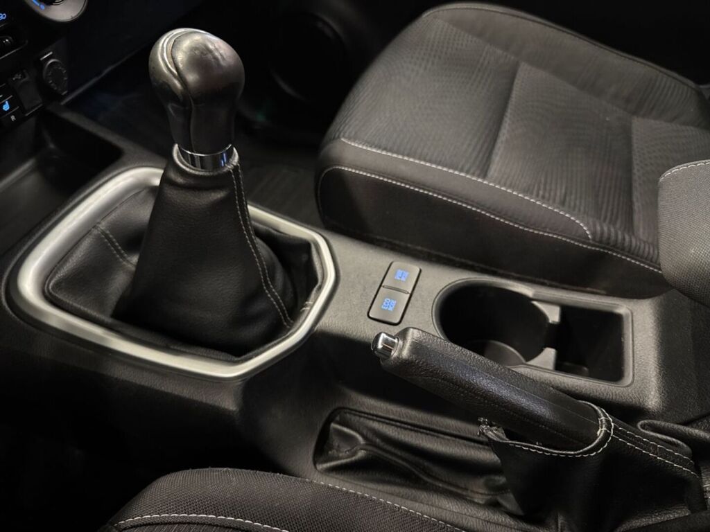 Toyota Hilux 2017 Punainen